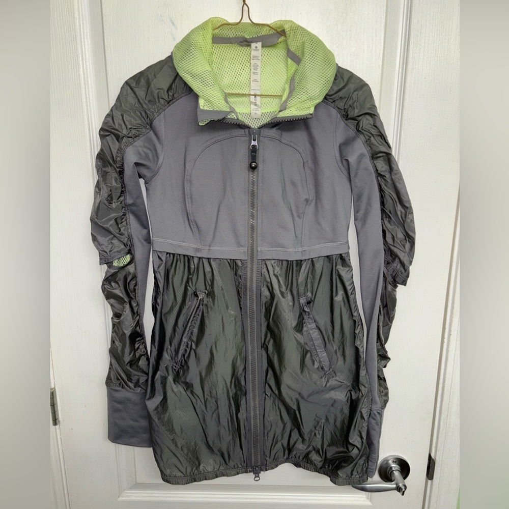 Lululemon Woman's Grey/Military Green Super Tracker Rain Jacket Size 4.